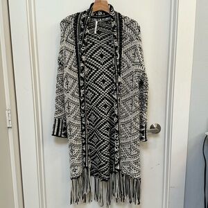 Ladies sweater. Oversized black and ivory.